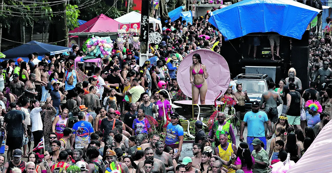 VEJA FOTOS: Bloco Pretinhos do Mangue agita foliões em Curuçá