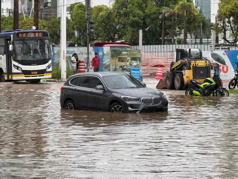 Maré alta e chuva forte deixam ruas de Belém no fundo neste sábado, 1