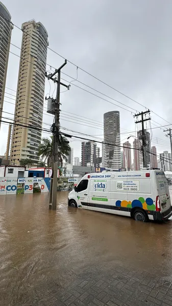 Maré alta e chuva forte deixam ruas de Belém no fundo neste sábado, 1