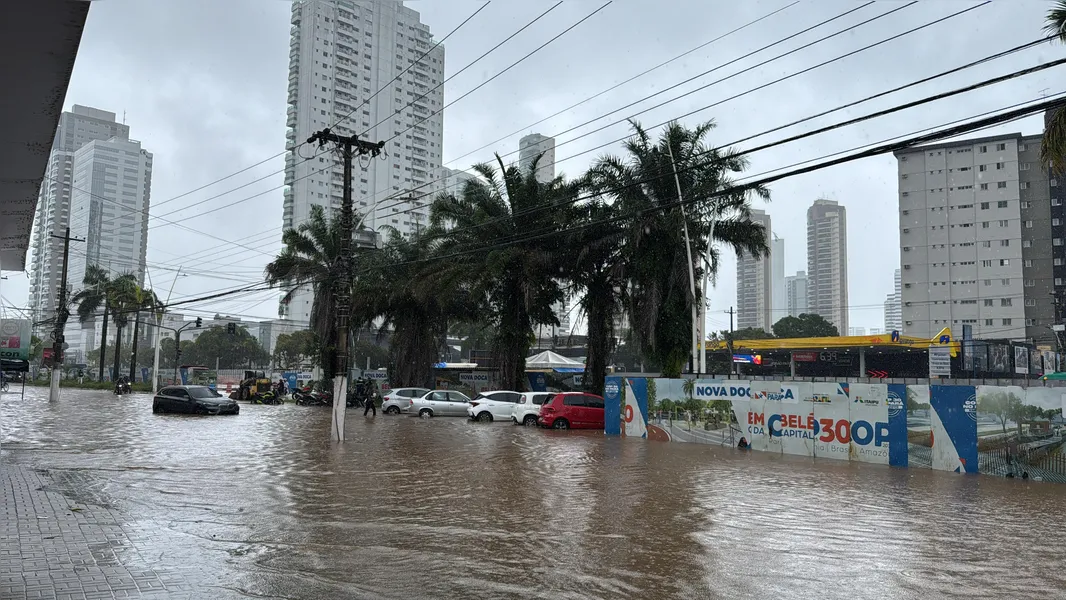 Maré alta e chuva forte deixam ruas de Belém no fundo neste sábado, 1