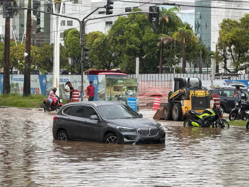 Maré alta e chuva forte deixam ruas de Belém no fundo neste sábado, 1