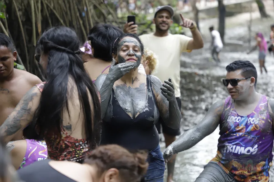 VEJA FOTOS: Bloco Pretinhos do Mangue agita foliões em Curuçá