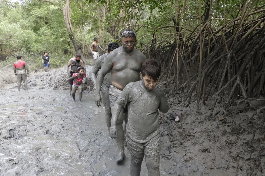 VEJA FOTOS: Bloco Pretinhos do Mangue agita foliões em Curuçá