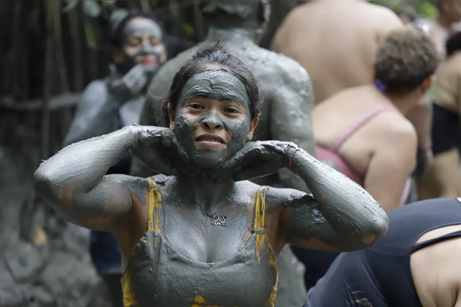 VEJA FOTOS: Bloco Pretinhos do Mangue agita foliões em Curuçá