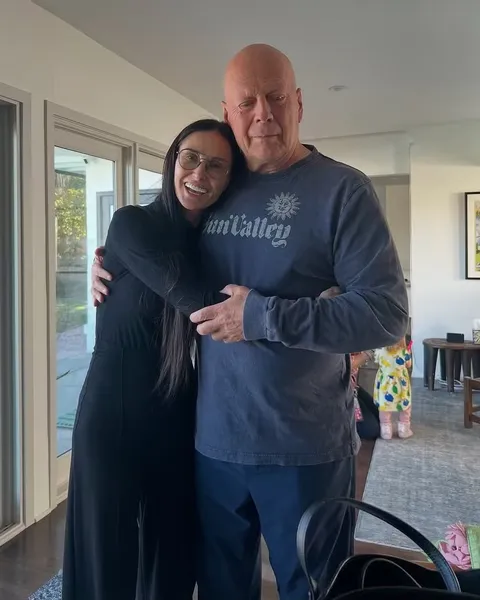 Bruce Willis completa 70 anos e recebe visita de Demi Moore