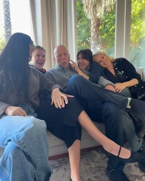 Bruce Willis completa 70 anos e recebe visita de Demi Moore