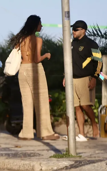 Alane Dias e Francisco Gil assumem romance e trocam beijos