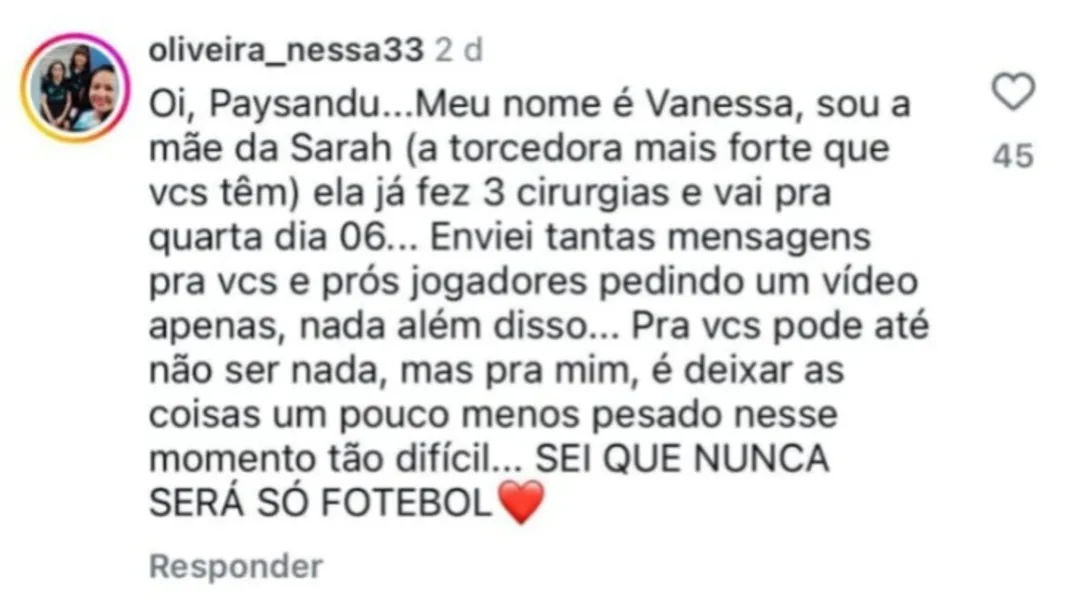Torcedora do Paysandu com doença rara recebe ídolo em casa