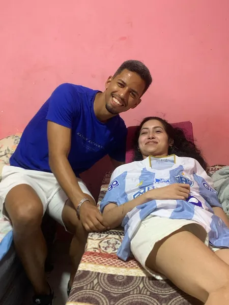 Torcedora do Paysandu com doença rara recebe ídolo em casa