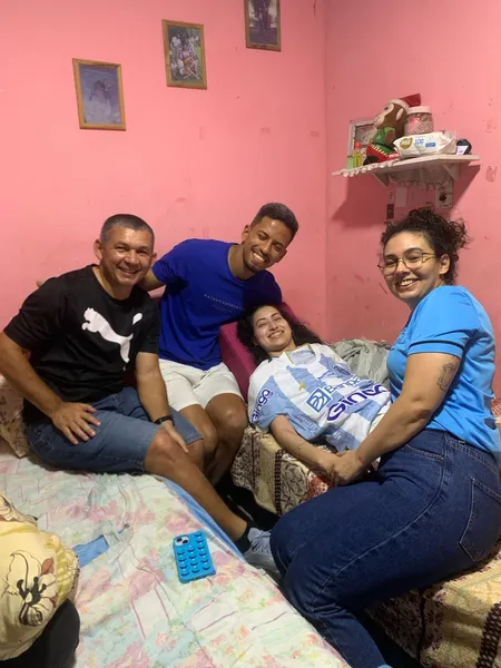 Torcedora do Paysandu com doença rara recebe ídolo em casa