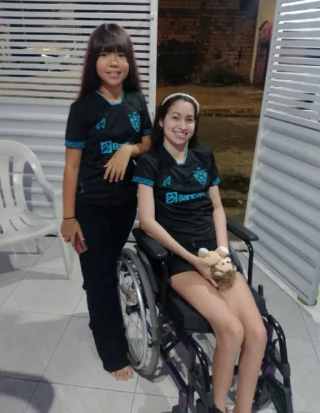 Torcedora do Paysandu com doença rara recebe ídolo em casa