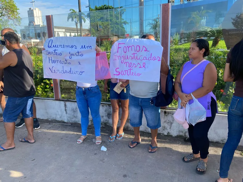 Moradores protestam contra sorteio de residencial em Ananindeua