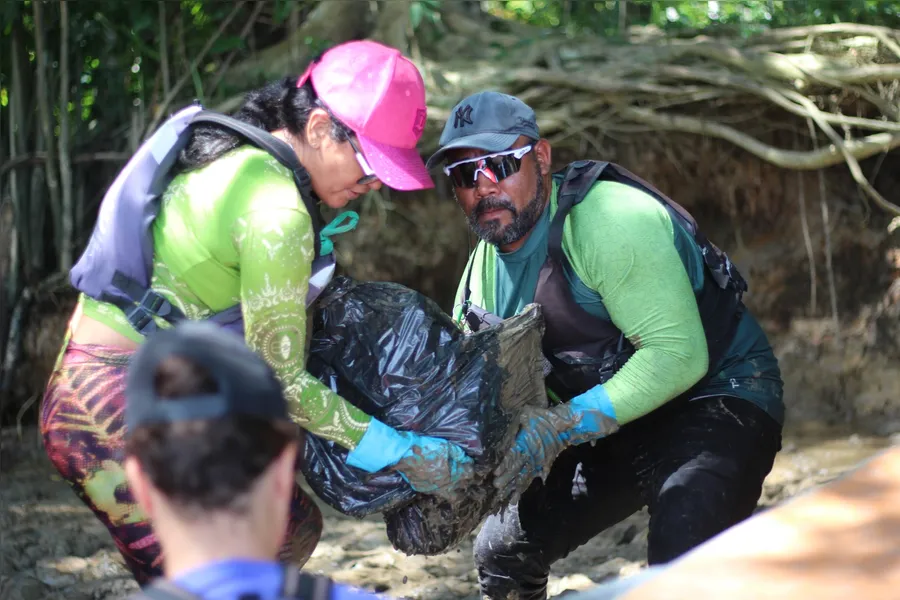 Voluntários realizam limpeza de rios na Ilha do Combu