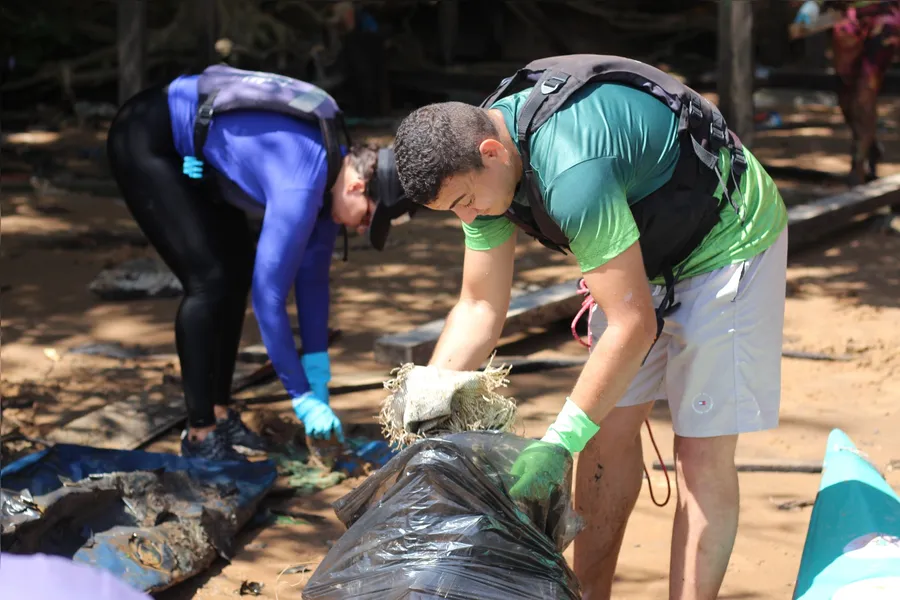 Voluntários realizam limpeza de rios na Ilha do Combu