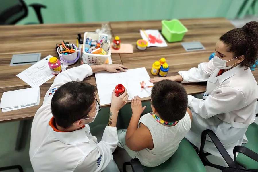Mães atípicas vivem de amor e desafios: "Ser forte o tempo todo cansa"