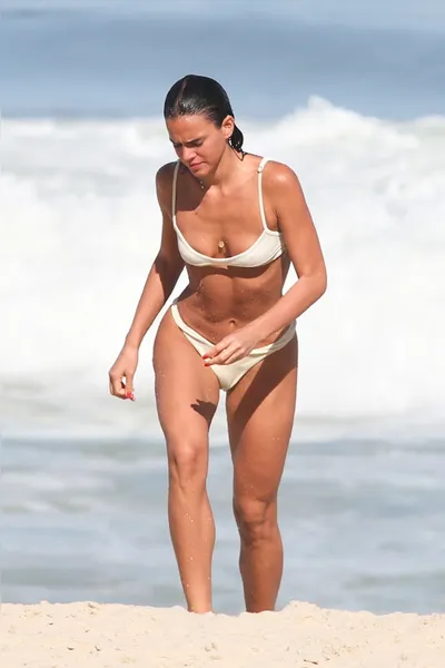 Bruna Marquezine curte praia e impressiona com boa forma 