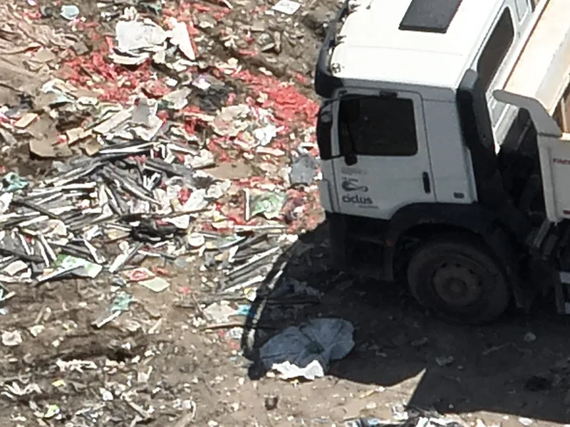 Imagens mostram lixo hospitalar jogado perto de escola no Aurá pela empresa Ciclus