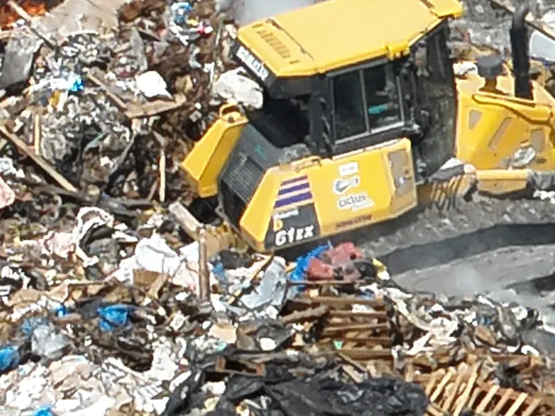 Imagens mostram lixo hospitalar jogado perto de escola no Aurá pela empresa Ciclus