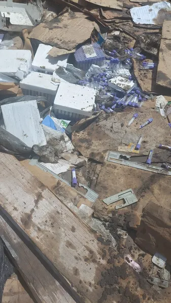 Imagens mostram lixo hospitalar jogado perto de escola no Aurá pela empresa Ciclus