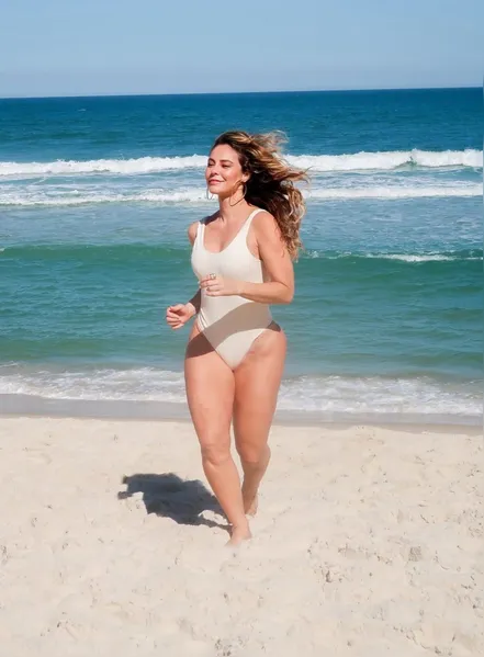 Paolla Oliveira exibe corpo perfeito em praia do Rio e web reage