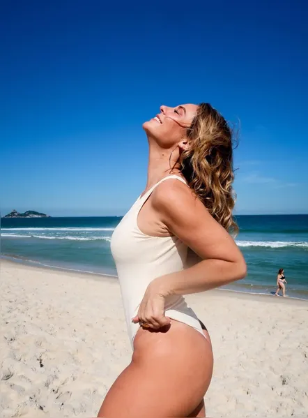Paolla Oliveira exibe corpo perfeito em praia do Rio e web reage