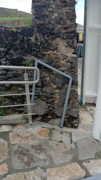 'Grafiteiros' depredam rua da Ladeira e causam revolta em Belém