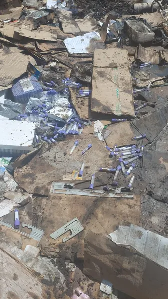 Imagens mostram lixo hospitalar jogado perto de escola no Aurá pela empresa Ciclus