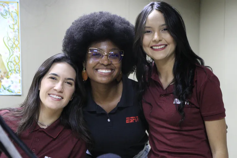 Mariana Spinelli (Apresentadora), Bárbara Olusete (Produtora) e Melbya Rolim (Repórter)