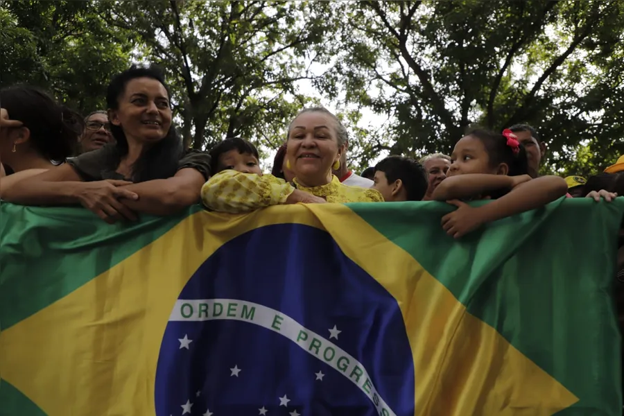 VEJA IMAGENS: Desfile do 7 de setembro reúne multidão em Belém