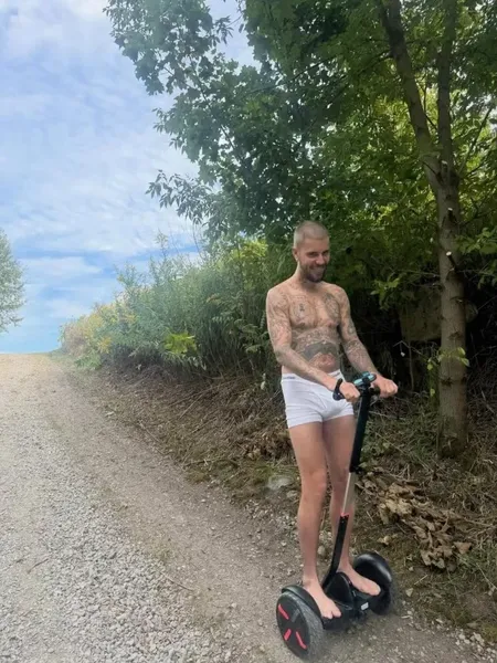 Justin Bieber passeia só de cueca e recebe elogios na web