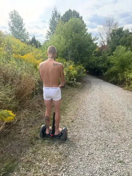 Justin Bieber passeia só de cueca e recebe elogios na web