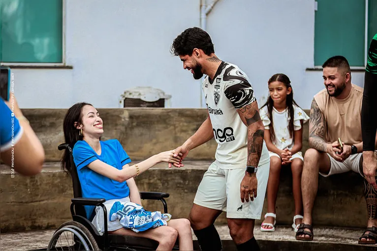 Na Curuzu, torcedora tem dia especial com elenco do Paysandu