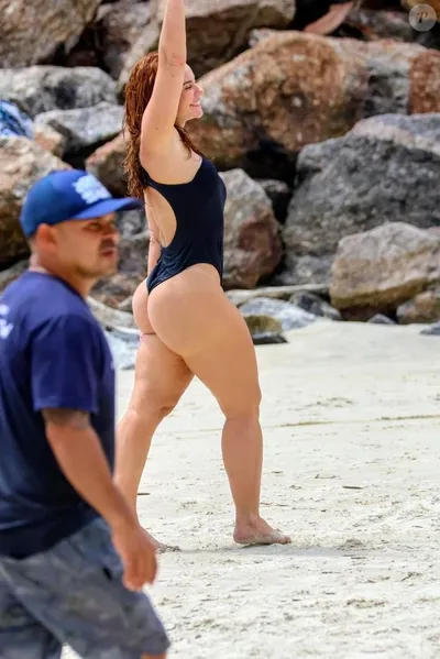 Paolla Oliveira rouba a cena com maiô ousado em Copacabana, no Rio