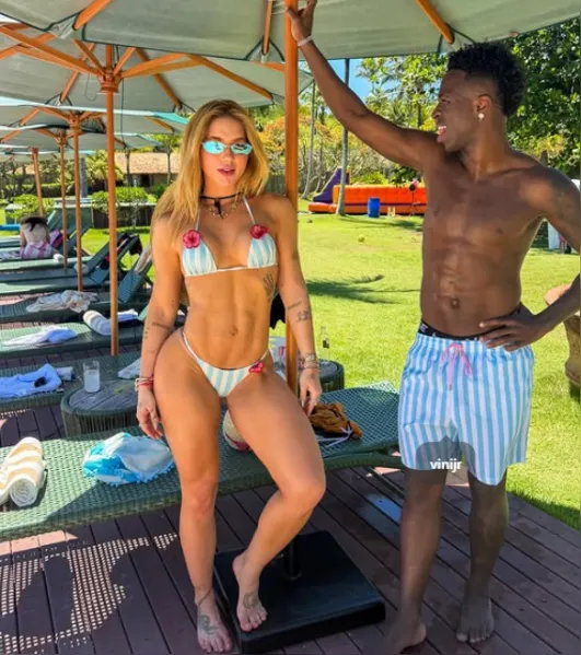 Virgínia posa seminua em Madri e mostra detalhes de tratamento capilar