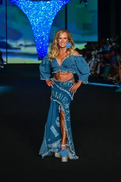 Fio-dental e barriga de fora: Helô Pinheiro brilha no Rio Fashion Week
