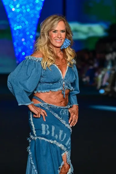 Fio-dental e barriga de fora: Helô Pinheiro brilha no Rio Fashion Week