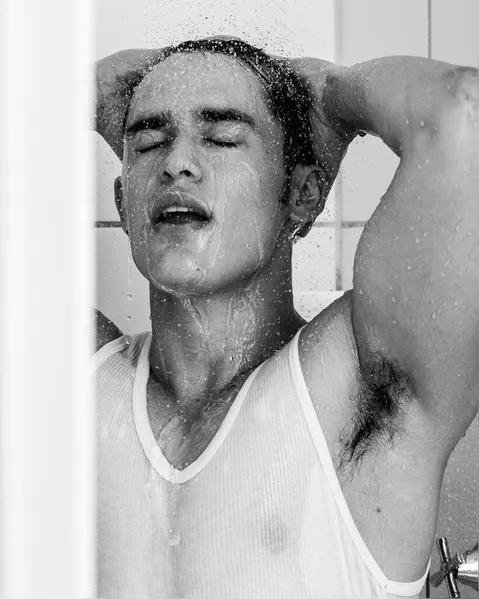 Ex-estrela mirim da Globo posa nu para revista LGBTQIA+