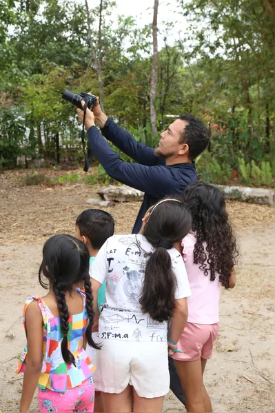 Pássaros em vida livre ensinam a crianças o amor pela natureza