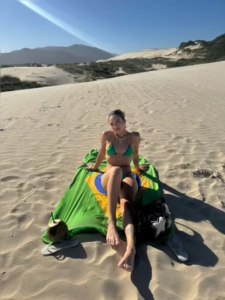 Rayssa Leal e Duda Winkler são vistas em clima de romance na praia