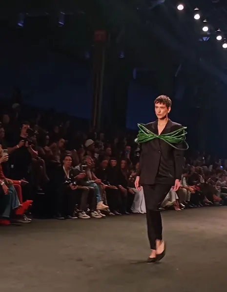 Normando leva folhagens, látex e fibras no 2º dia de Rio Fashion Week