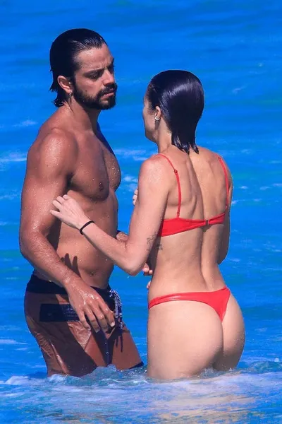 Agatha Moreira e Rodrigo Simas trocam carícias em praia do Rio