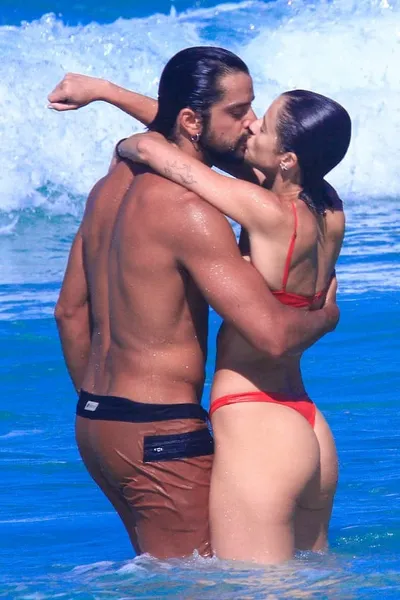 Agatha Moreira e Rodrigo Simas trocam carícias em praia do Rio