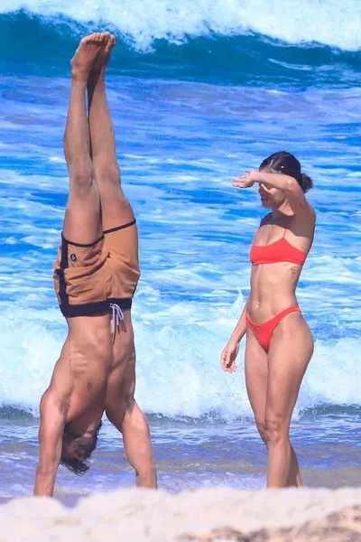 Agatha Moreira e Rodrigo Simas trocam carícias em praia do Rio