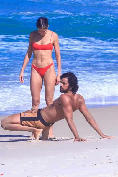 Agatha Moreira e Rodrigo Simas trocam carícias em praia do Rio