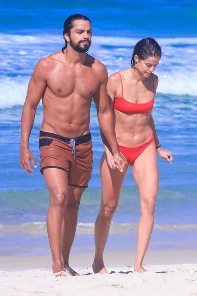 Agatha Moreira e Rodrigo Simas trocam carícias em praia do Rio