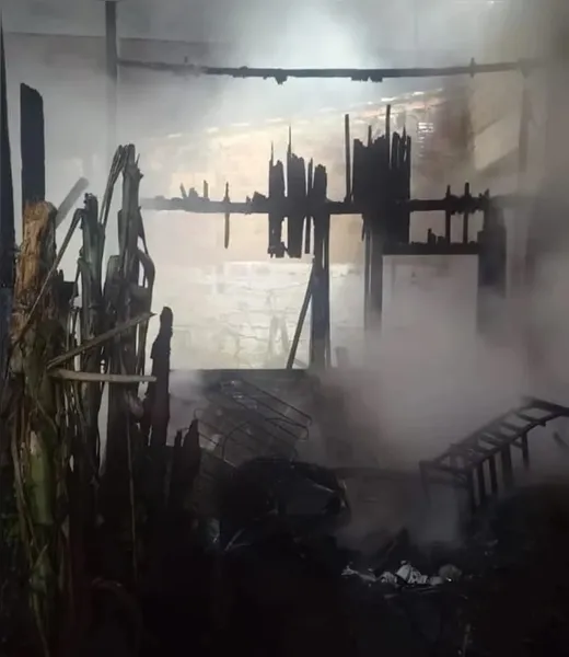 Incêndio de grandes proporções atinge casas em Belém