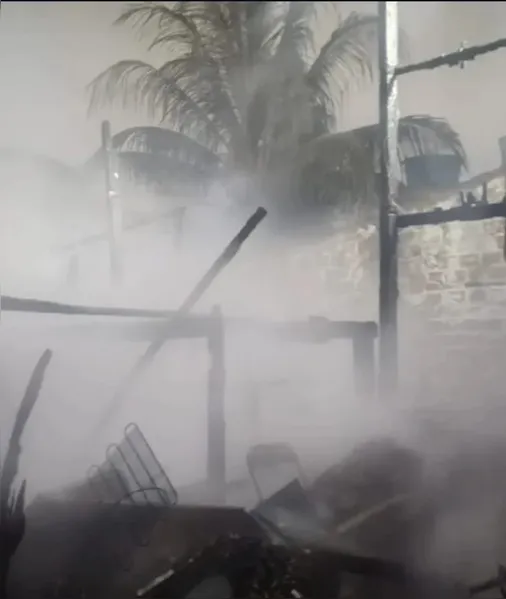 Incêndio de grandes proporções atinge casas em Belém