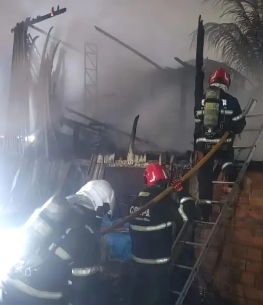 Incêndio de grandes proporções atinge casas em Belém