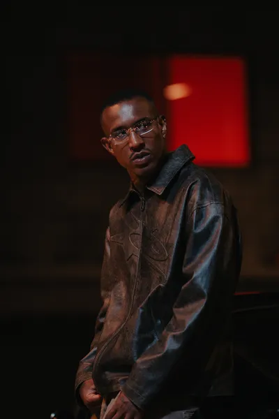 Cantor Spark lança clipe e aposta em narrativa picante ao lado da noiva