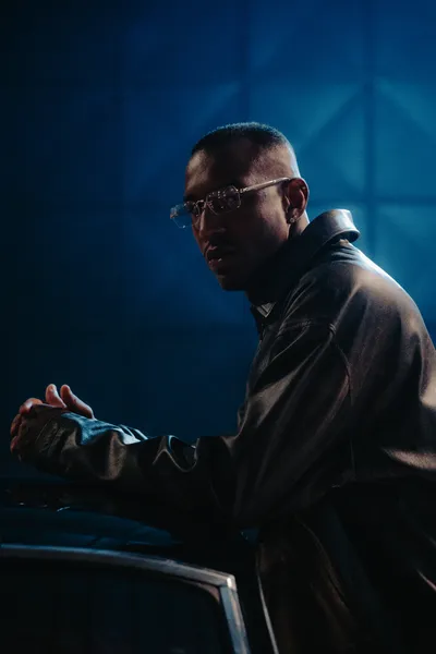 Cantor Spark lança clipe e aposta em narrativa picante ao lado da noiva